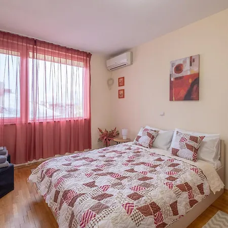 Serdica Center - 3 Berdoom Cosy Appartamento